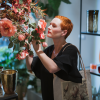 liliom mintás táska elegáns környezetben