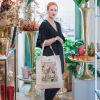 liliom mintás vászon táska elegáns hölgy kezében