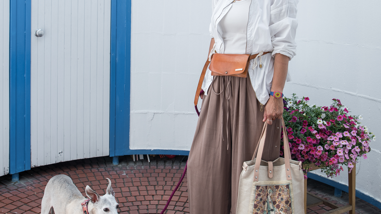 lány kutyával kezében kutyás mintás vászon táskával